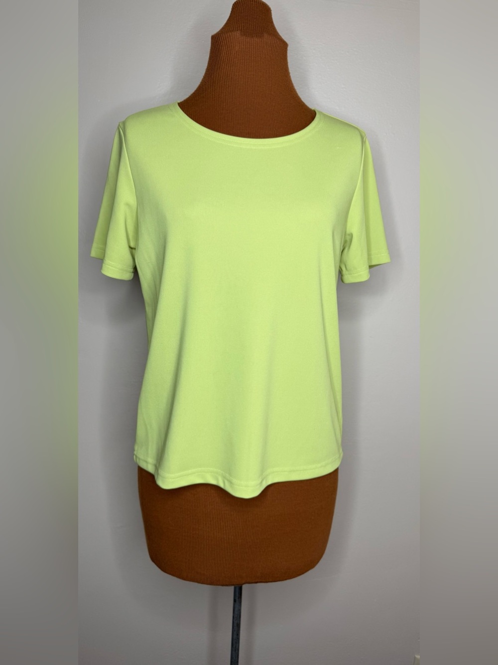 TravelSmith Short Sleeve Crewneck Tee in Lime Green Size Small